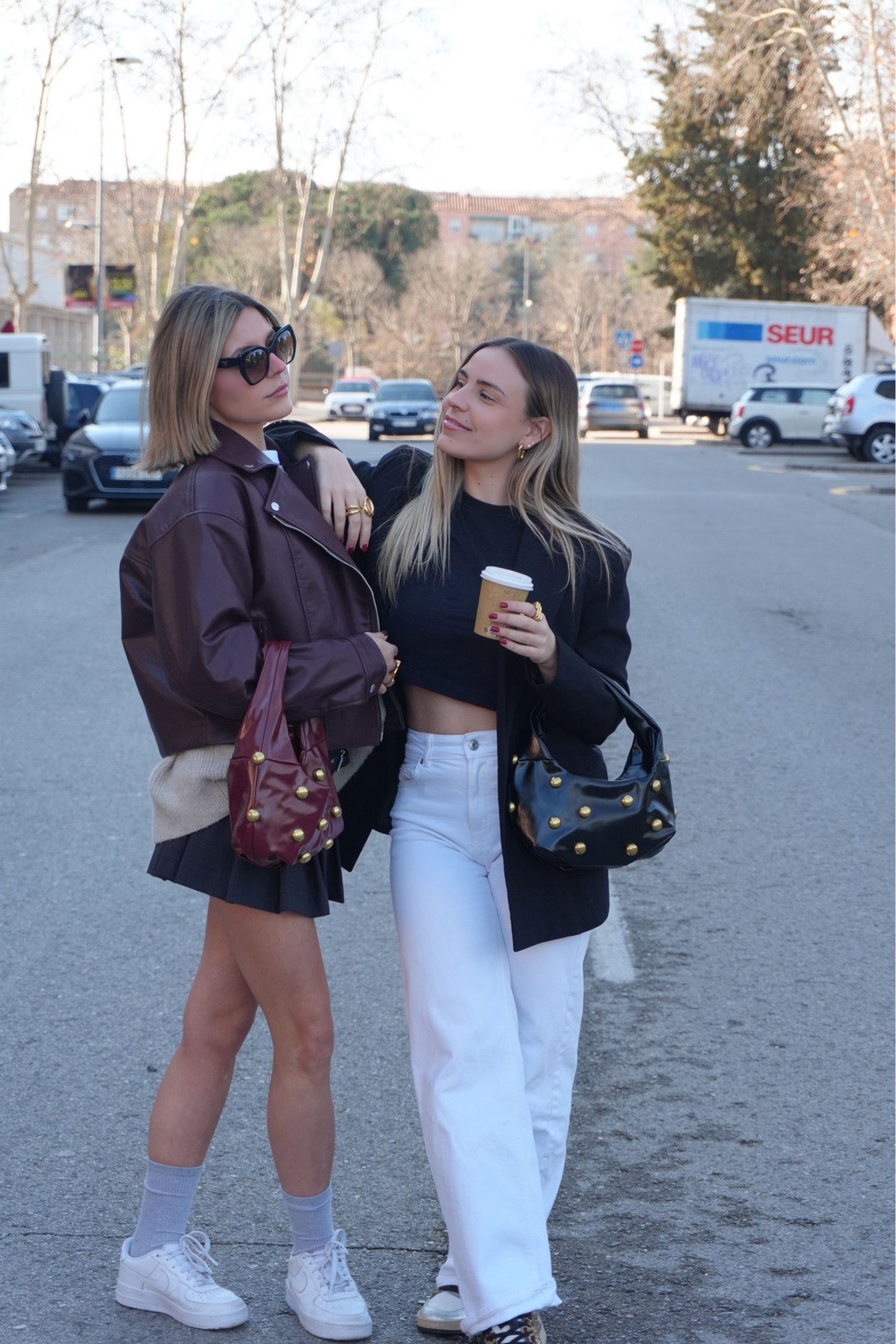 Bolso baguette negro con tachuelas